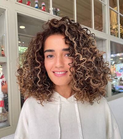 Cabelo cacheado com luzes: 25 fotos de mechas mel, peroladas .